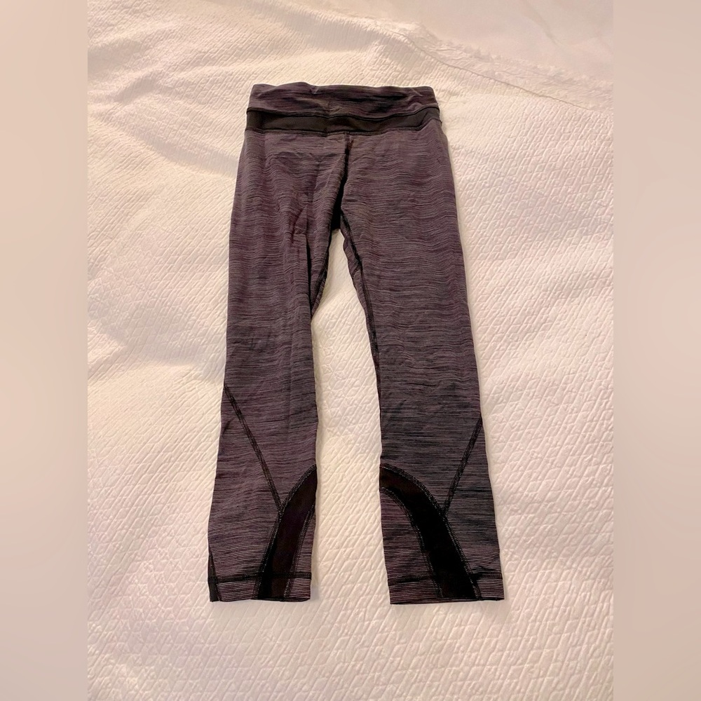 LIKE NEW - Lululemon women’s legging run tights, grey, size 2, great condition